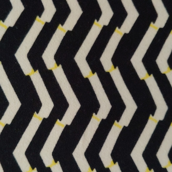 5/$25 Lularoe Irma Shirt Top Tunic Small S Black Yellow - Picture 4 of 5